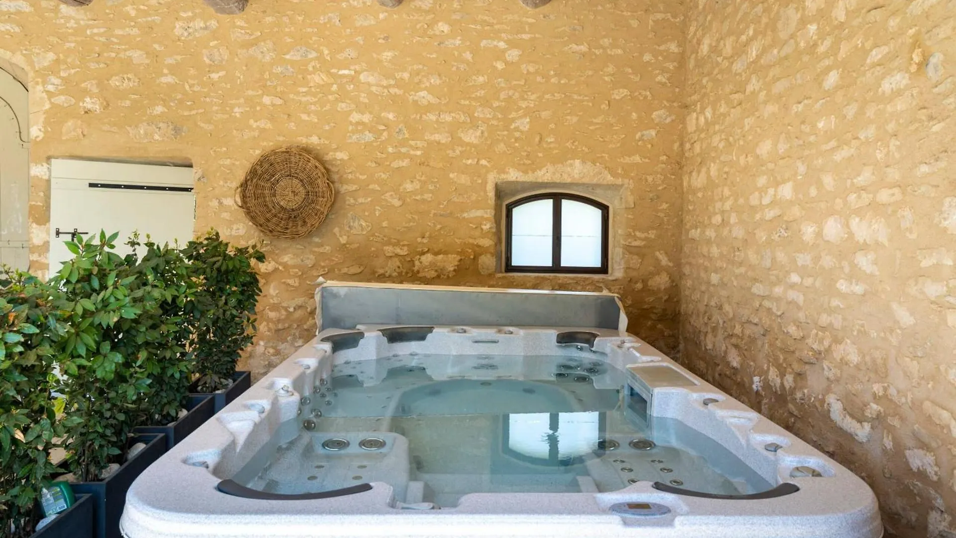 Holiday home Cabane Perchee Avec Jacuzzi, Au Coeur Du Luberon Oppede France